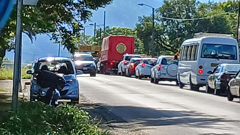Turrialbeños bloquean ruta 10 en protesta por calle en mal estado | CR Hoy