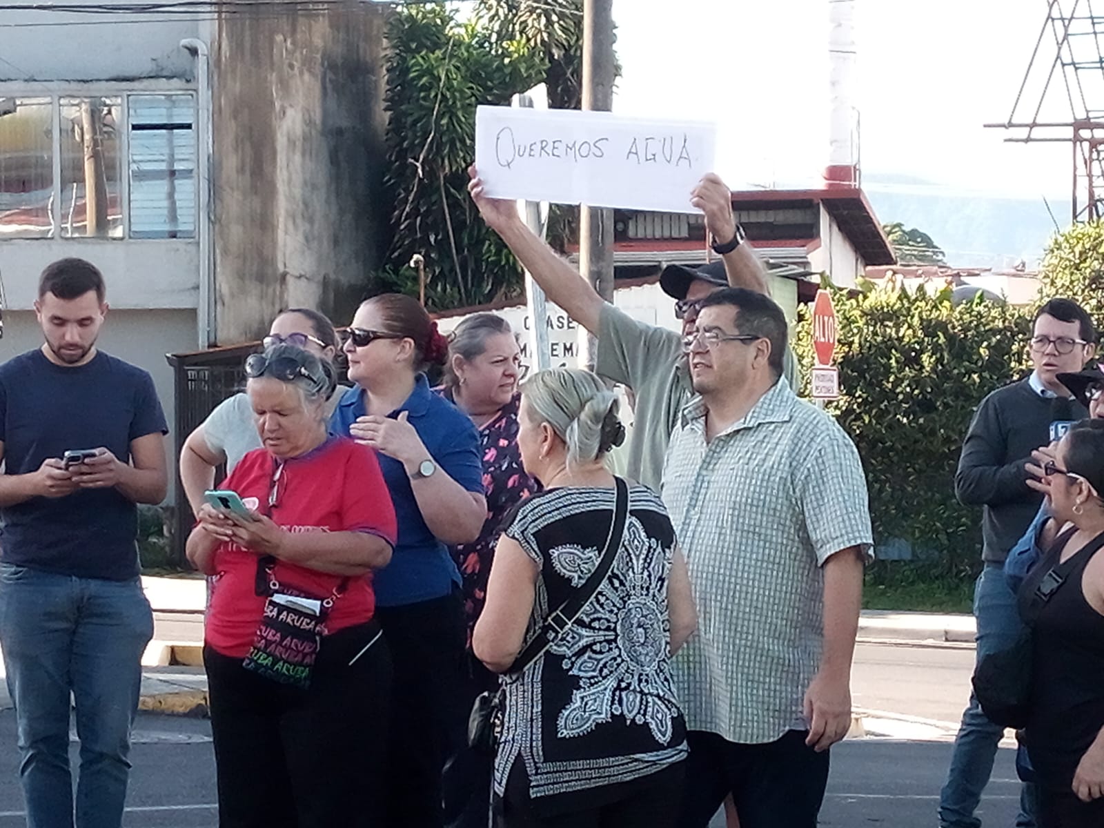 Manifestantes protestan contra el AyA por falta de agua y bloquean ...