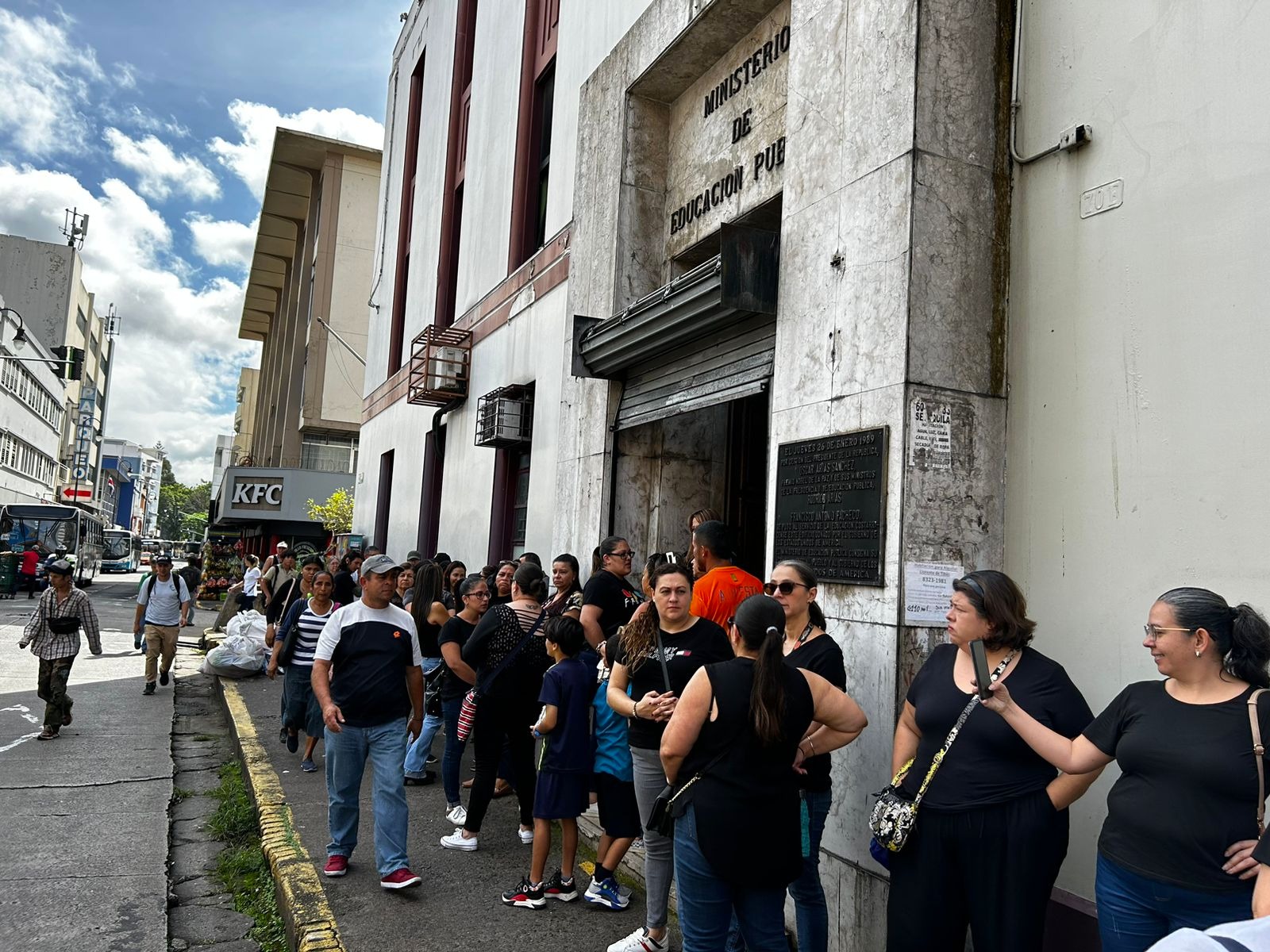 Padres y docentes protestan por escuela en mal estado en Desamparados ...