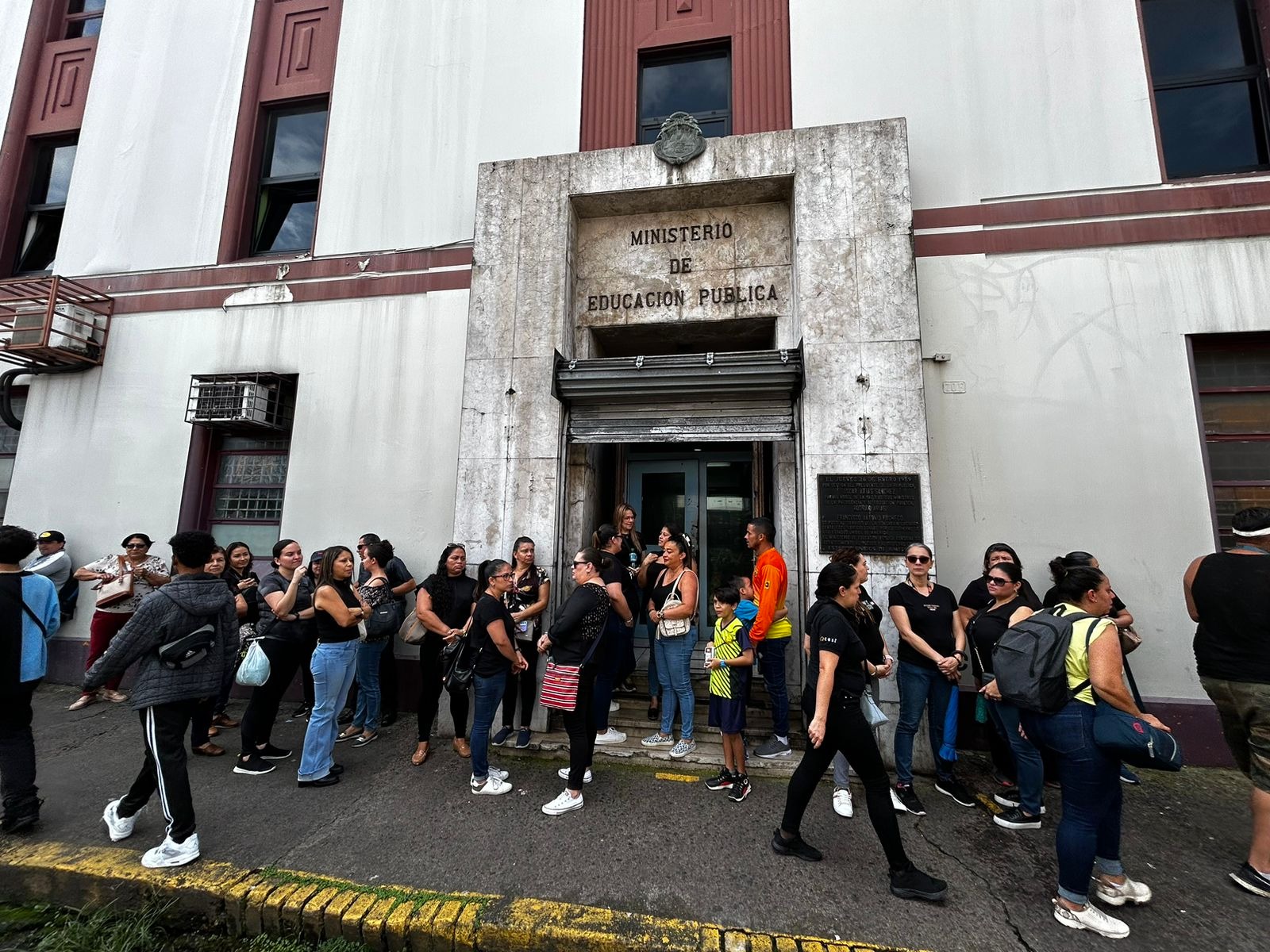 Padres y docentes protestan por escuela en mal estado en Desamparados ...